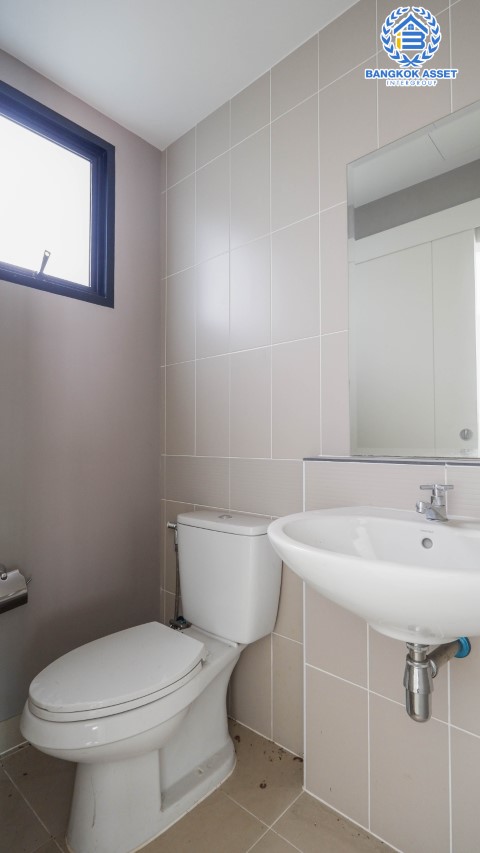 ทาวน์เฮ้าส์มือสองย่านนนทบุรี ม.บ้านกลางเมือง ปิ่นเกล้า-จรัญฯ เนื้อที่กว้าง 21.50 ตร.ว. ฟังก์ชัน 3 ห้องนอน 3 ห้องน้ำ ที่จอดรถ 2 คัน บ้านสภาพเหมือนใหม่ แต่งสวยพร้อมเข้าอยู่ ใกล้รถไฟฟ้าสายสีแดง "สถานีบางบำหรุ" และทางด่วน "ศรีรัช" จองเลย!